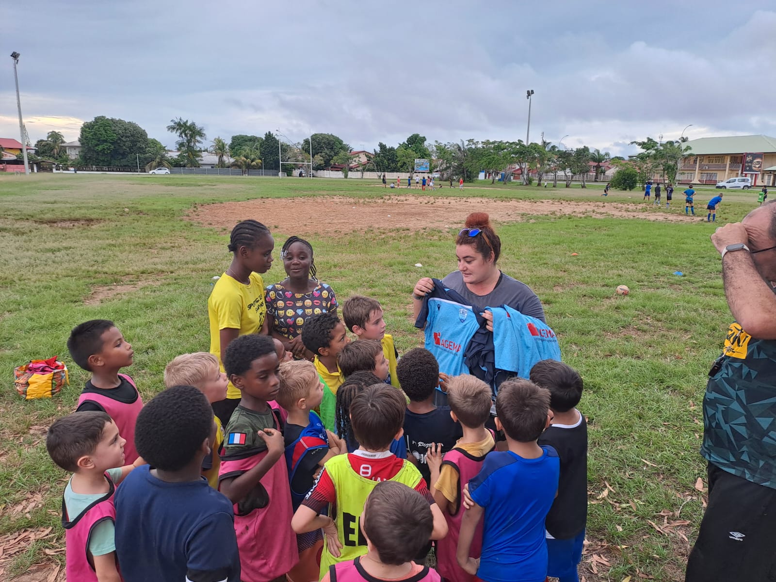 Lire la suite à propos de l’article Don d&rsquo;Équipements : Le CAP Rugby Soutient les Jeunes Talents de Kourou !